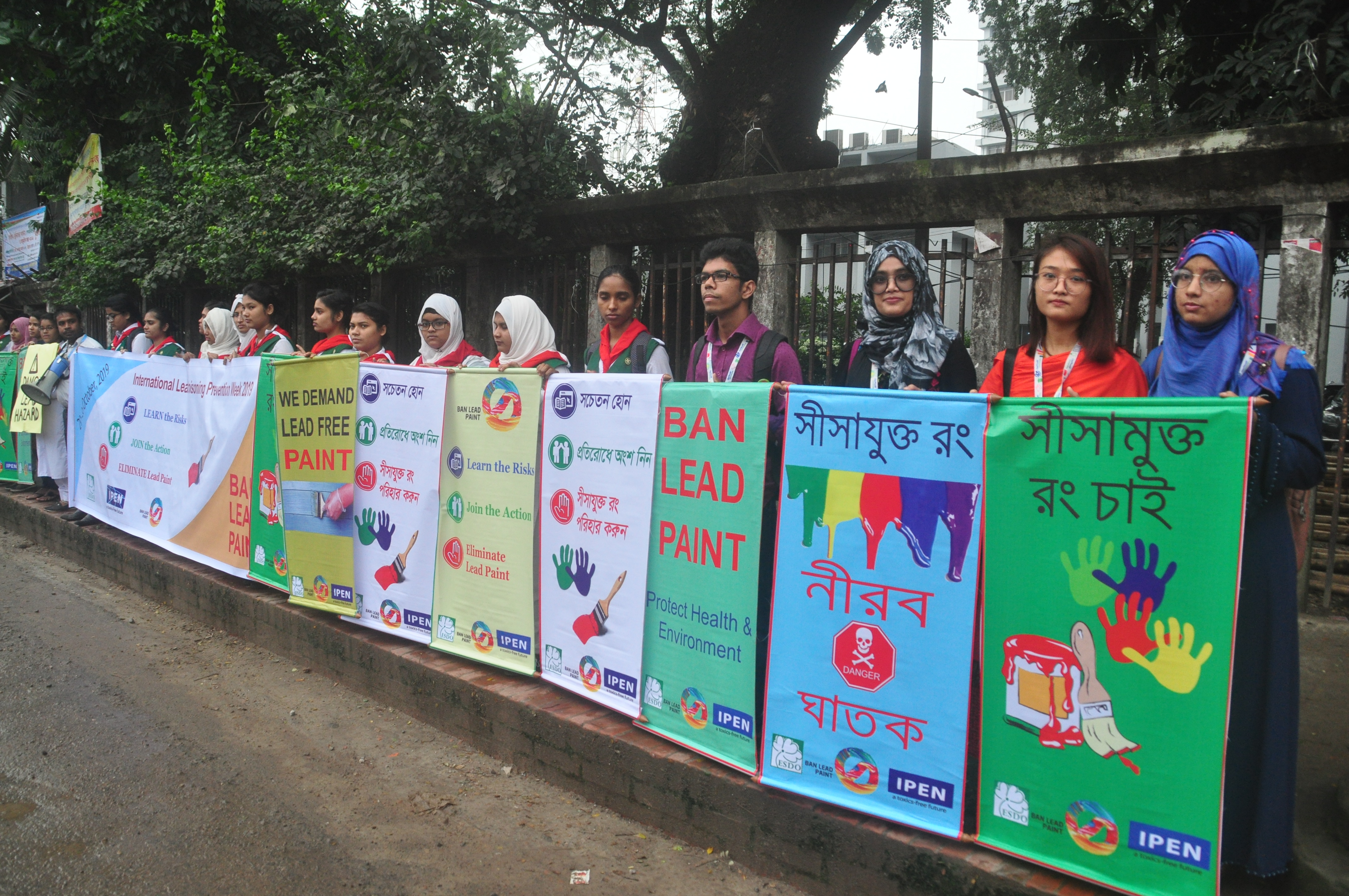 Human Chain Demanded Ban on Lead Paints